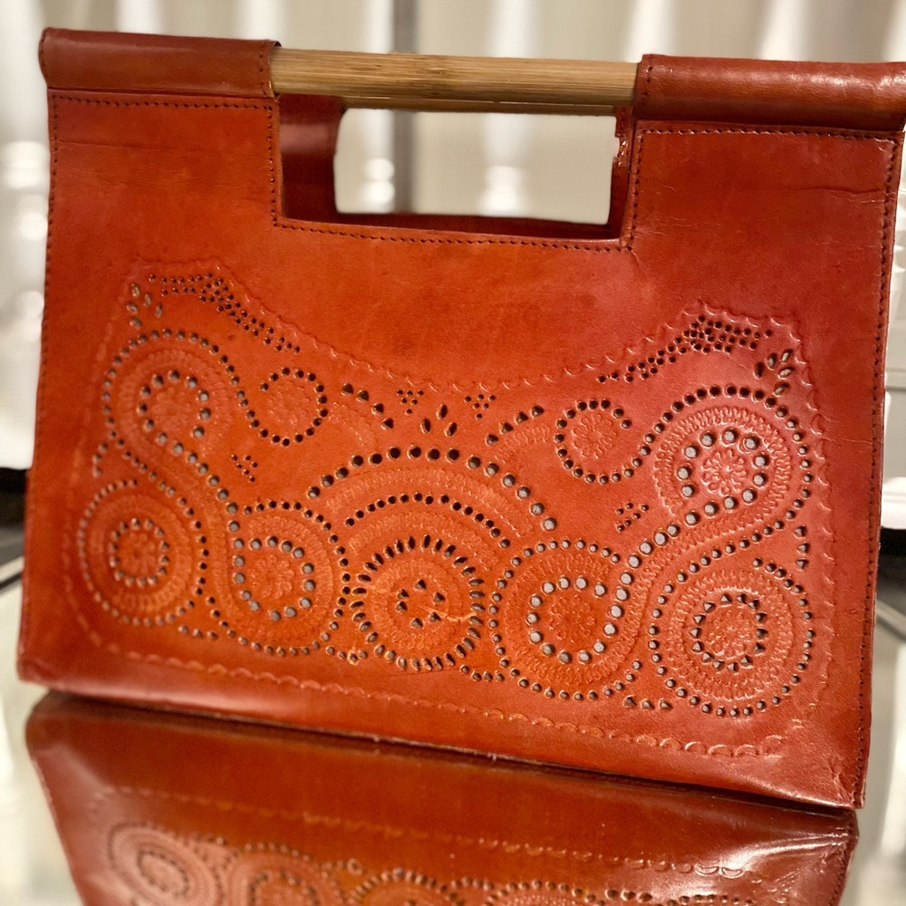 Leather handbag with wooden handles